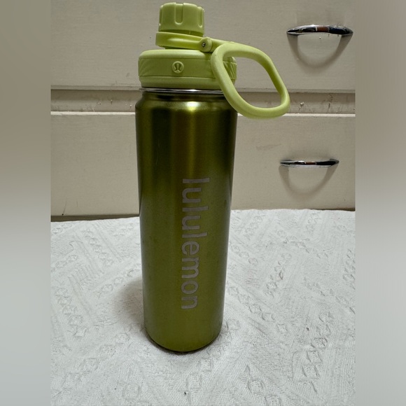- Lululemon Back to Life Sport Bottle 24oz green - Picture 1 of 8